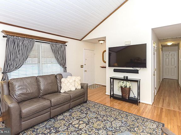 4th image of 732A Hurley Park Dr