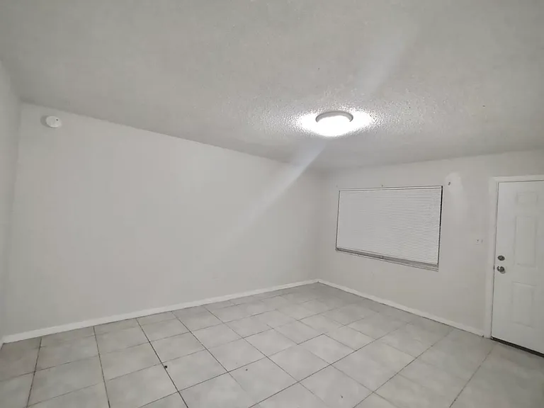1704 Birchwood Cir #2 — Photo 4