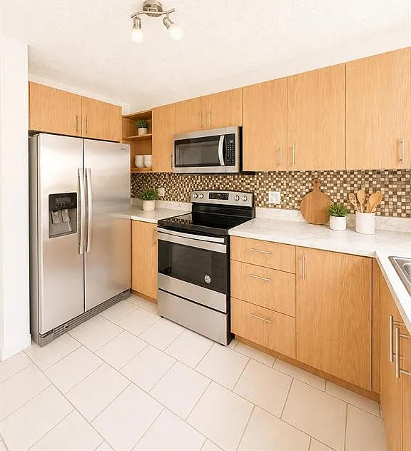3 bed, 2.0 bath, 1222 sqft, $2,200 — Photo 2