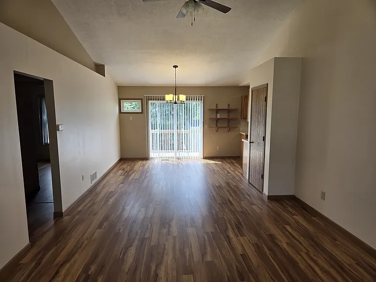 922 Vos St — Photo 4
