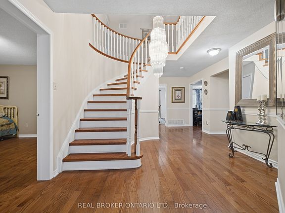 4th image of 1356 Mapleridge Cres