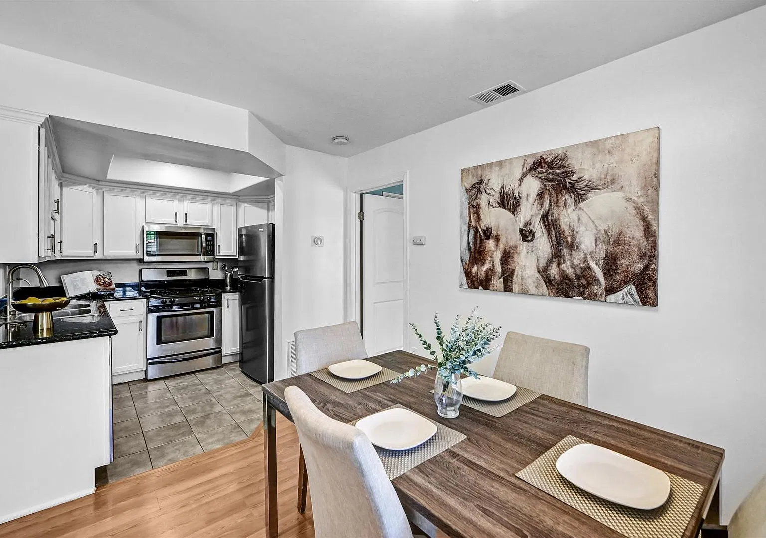 Beautiful Upper-Level Corner Condo, Dual Primary Suites & Resort-Style Amenities with Washer and ... — Photo 4