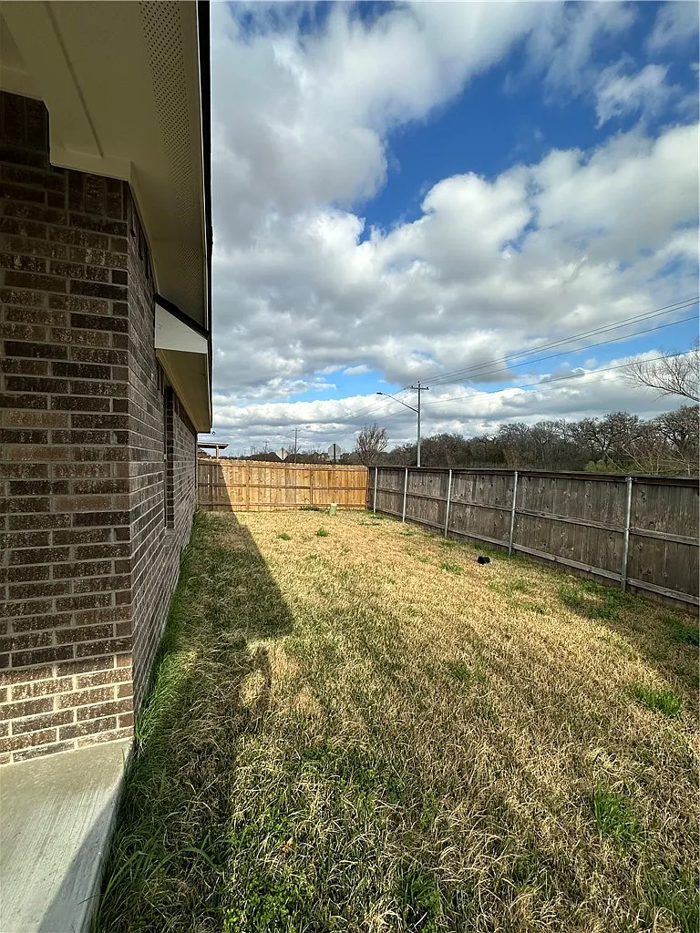 5 bed, 2087 sqft, $2,800 — Photo 3