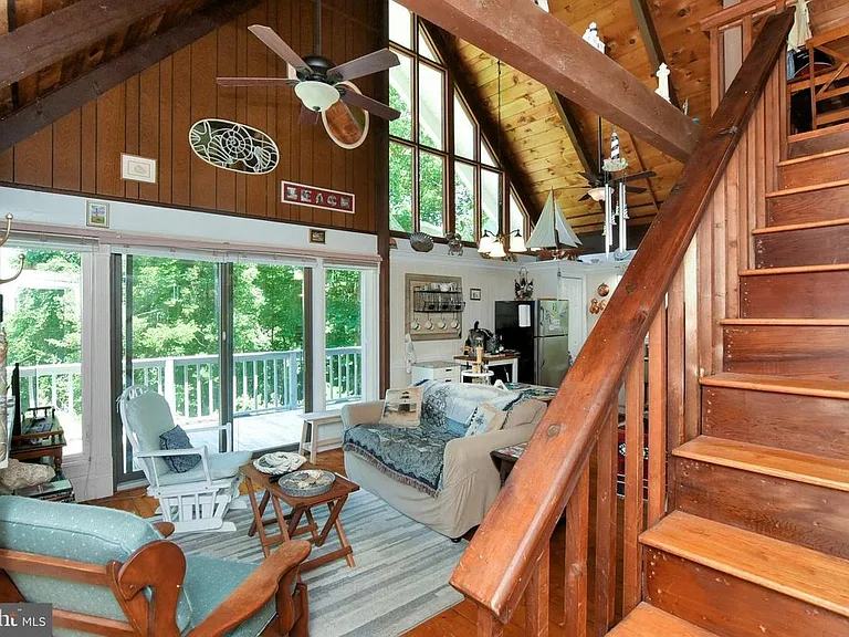 459 Monument Dr — Photo 2