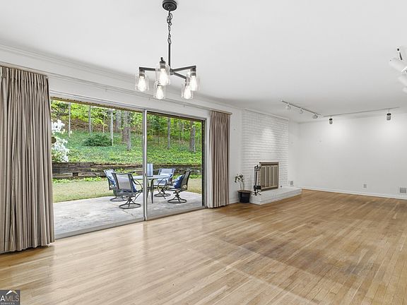 3rd image of 955 Vistavia Cir