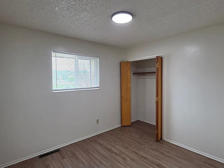 104 Camelot Ct — Photo 15