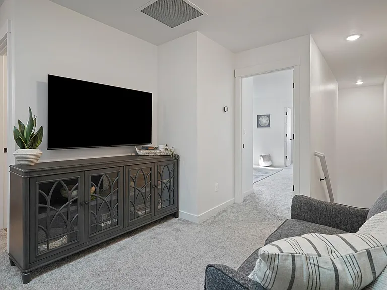 2376 NE Victor Pl — Photo 11