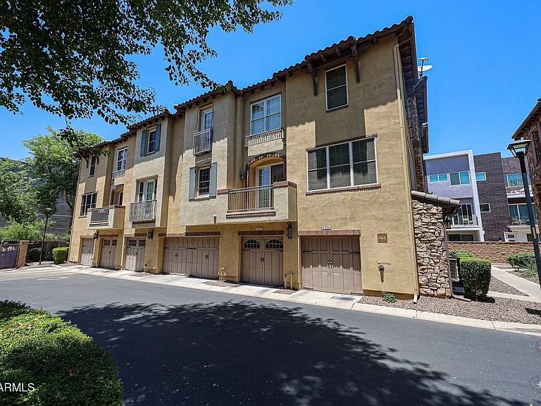 2434 E Roma Ave — Photo 3