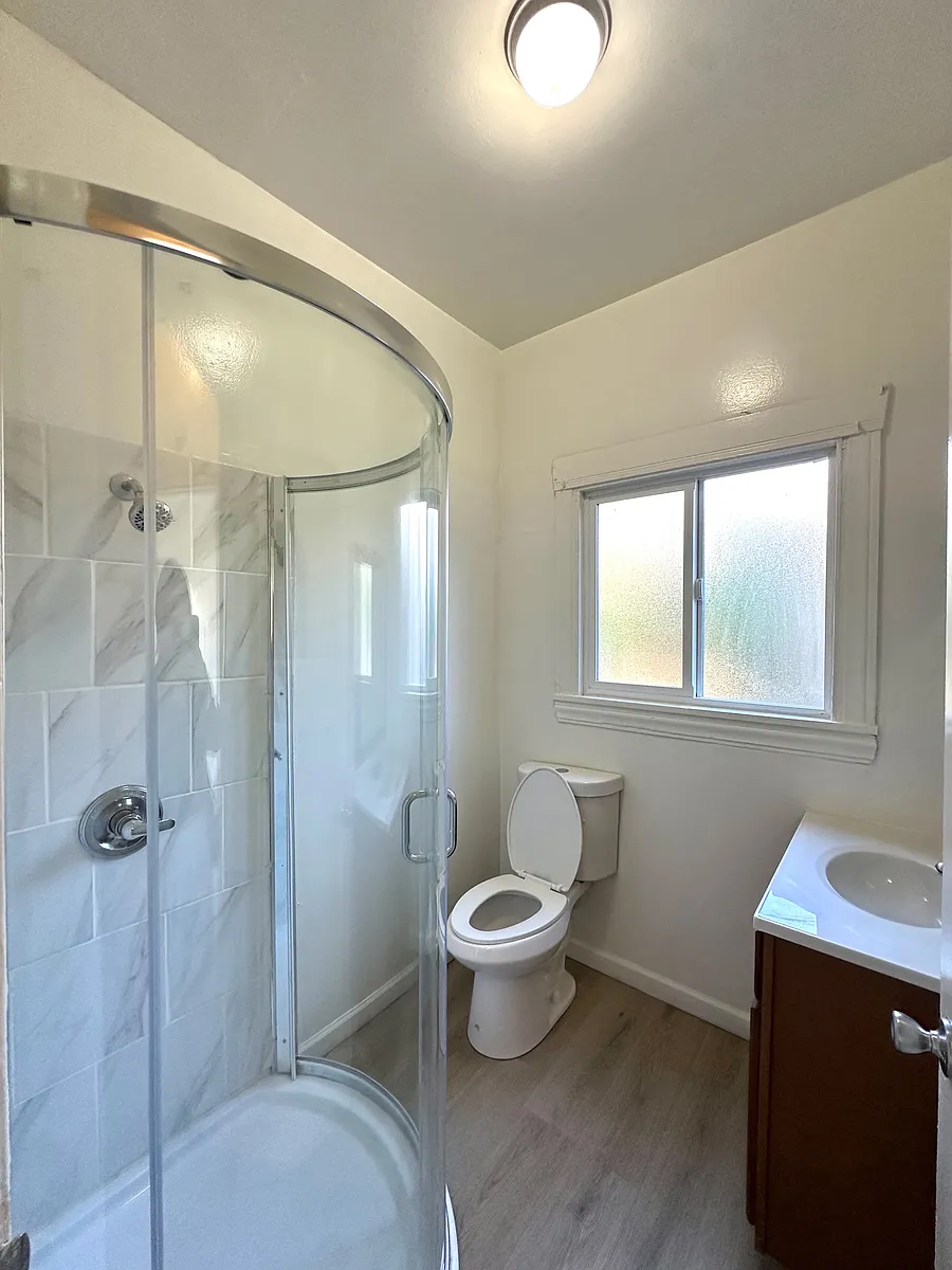 Building Photo - 742 E 21st St #1