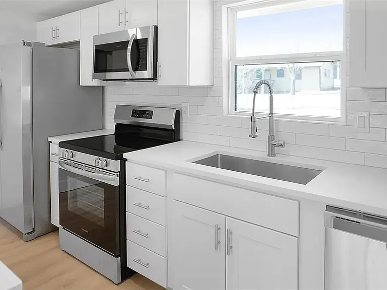 37 Almond Dr — Photo 2
