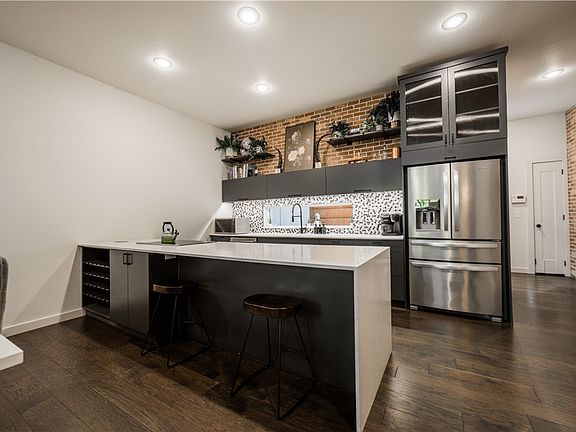 5th image of 514 SE Tourmaline Mews