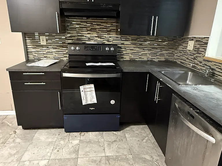 2405 Greenwood Dr — Photo 2