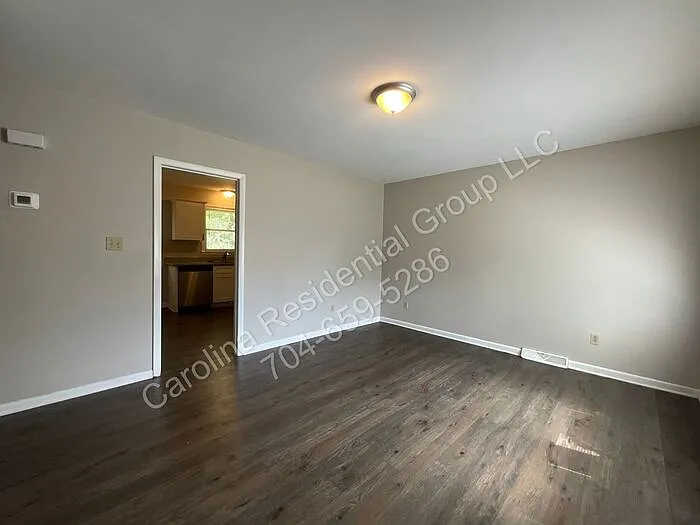 2 bed, 1.0 bath, 800 sqft, $1,125 — Photo 3