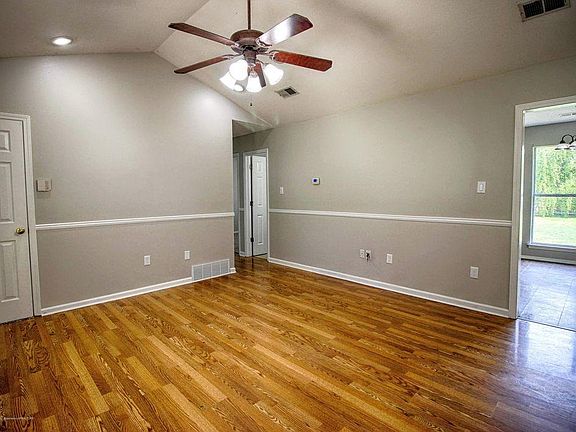 4th image of 912 Autumn Woods Dr E