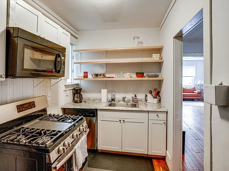 442 Columbia St — Photo 9