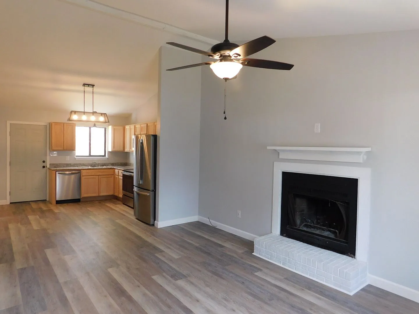 Fully Renovated Modern Duplex — Photo 4