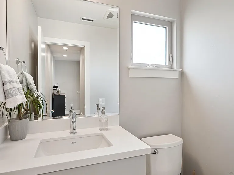 3030 Jarvis St #7 — Photo 2