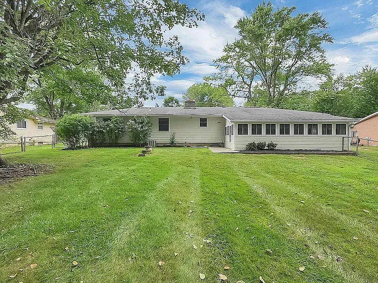 3 bed, $2,500 — Photo 2