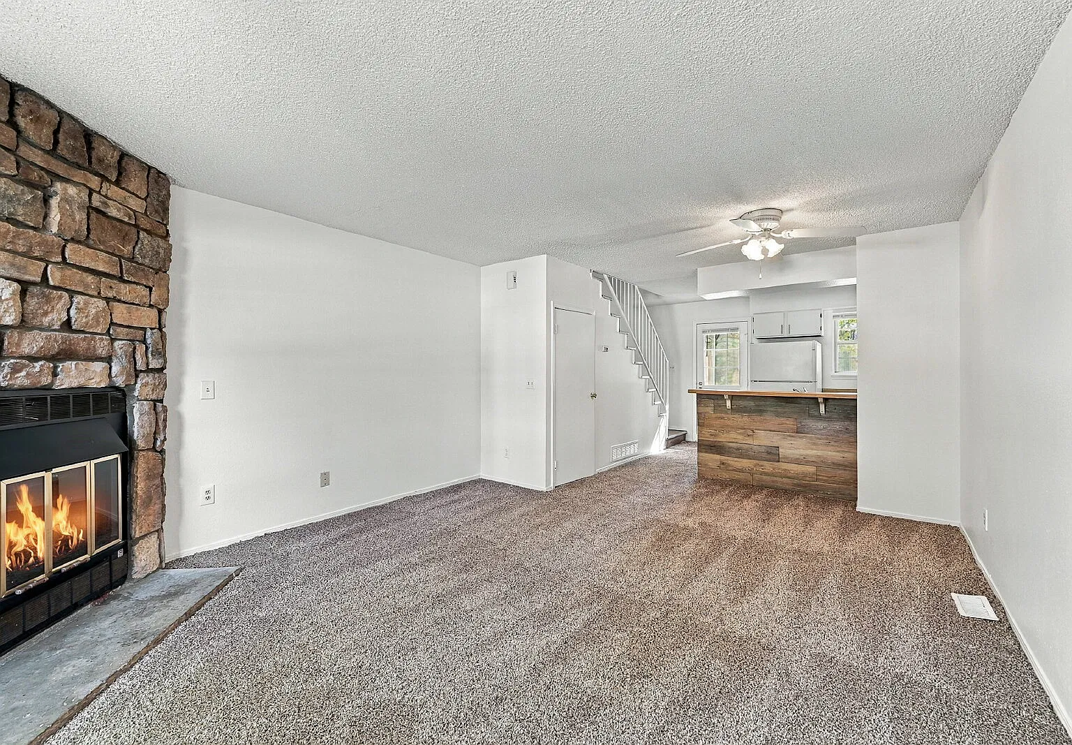 2 bed, 1.0 bath, 859 sqft, $1,570 — Photo 3