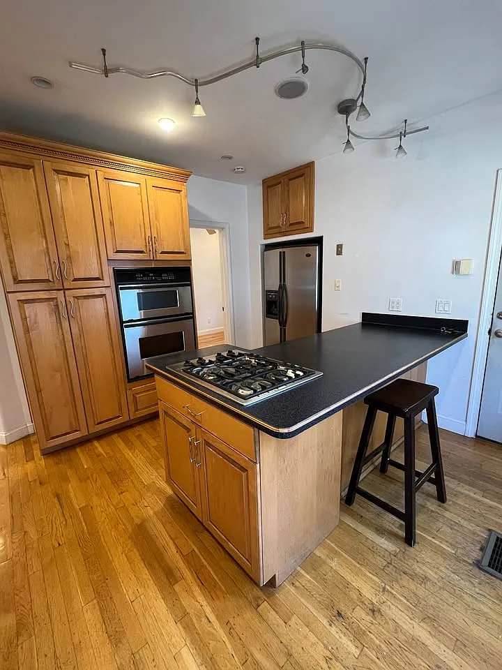 2 bed, 950 sqft, $3,250 — Photo 1