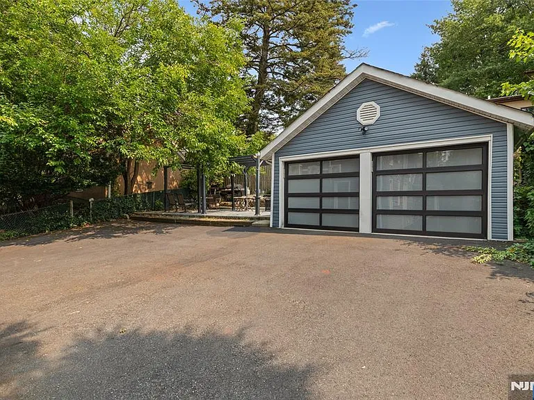 561 Grand Ave — Photo 15