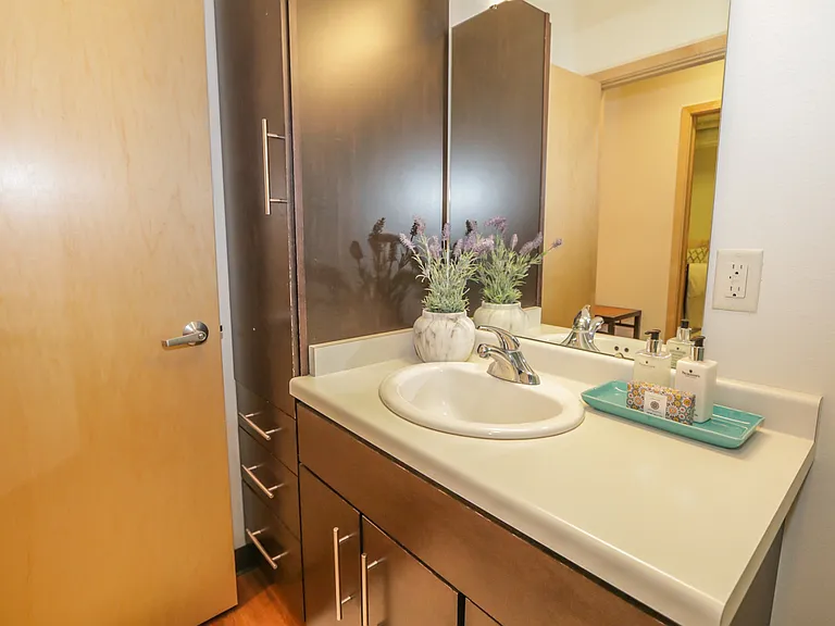 142 W Johnson St — Photo 28