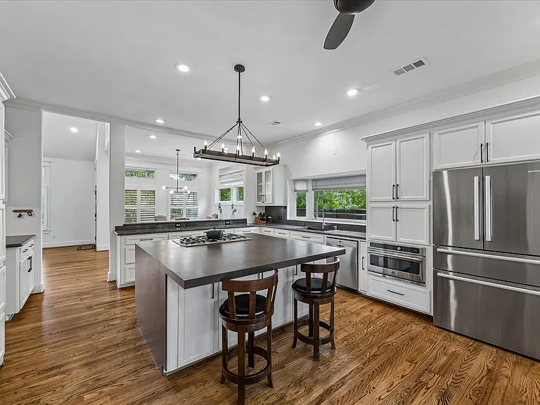 315 W 15th St — Photo 30