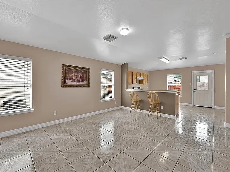 731 Remwick Dr — Photo 3