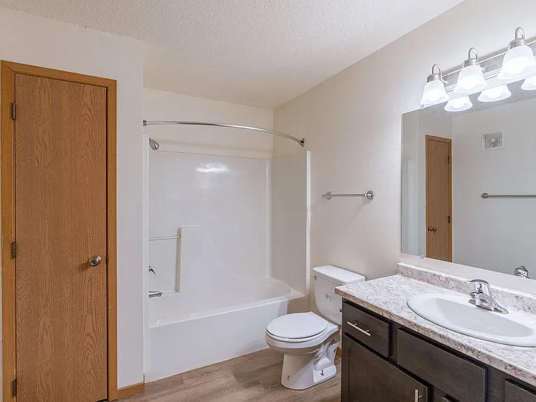 Fargo, ND Sunwood Apartments | Bathroom