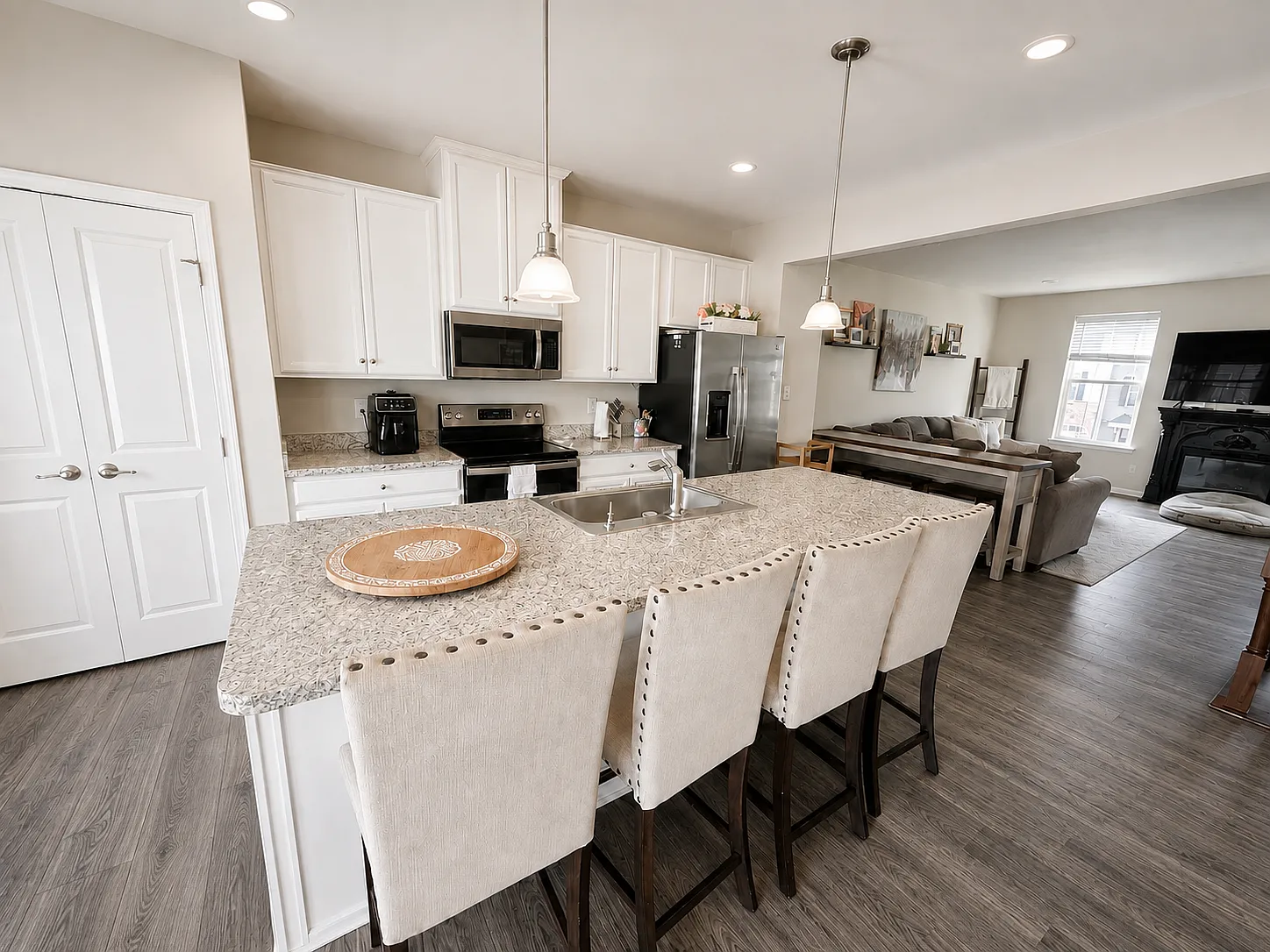 3 bed, 2.5 bath, 1960 sqft, $3,200 — Photo 4