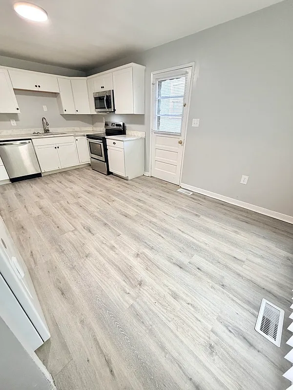 3 bed, 1.0 bath, 1000 sqft, $1,595 — Photo 3