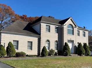 15 Hamilton Pl, Lake Grove, NY 11755