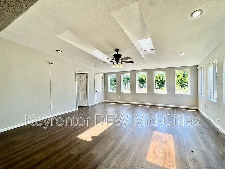 2801 Clearbrook Dr — Photo 8