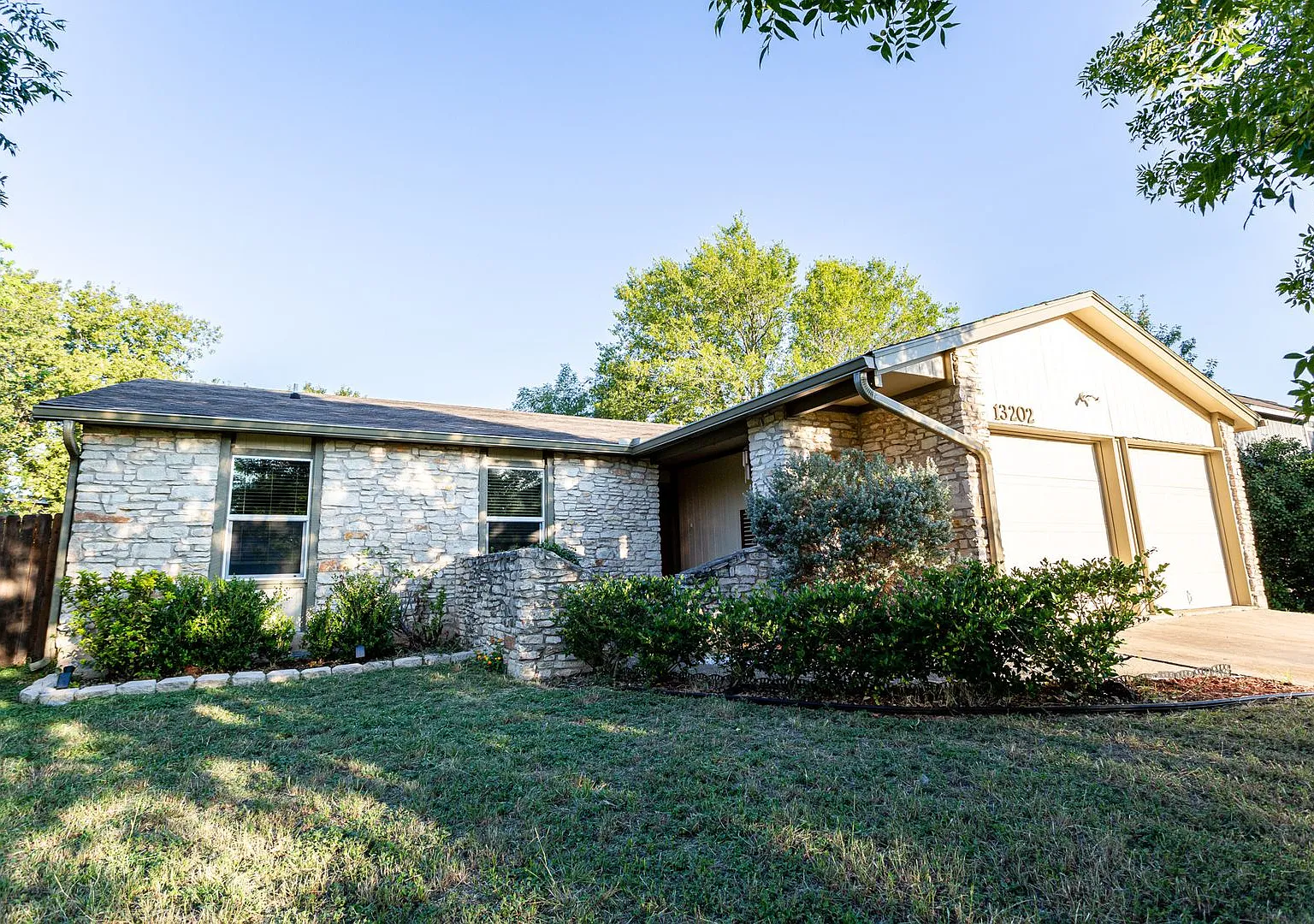 Beautiful 3BR/2BA Home with Fireplace & Fenced Yard in Austin — Photo 1