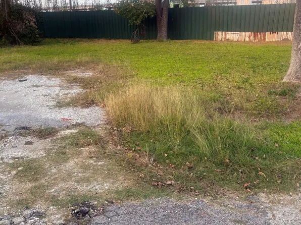 2220 Gladys Ave, Beaumont, TX 77701