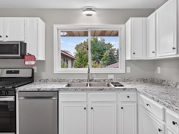 4th image of 1014 9th Ave SW