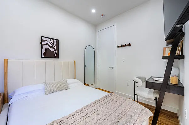 Bedroom, photo 1