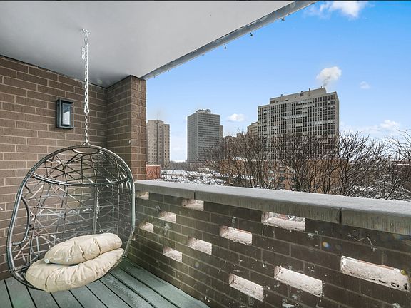 5th image of 518 W Arlington Pl #501
