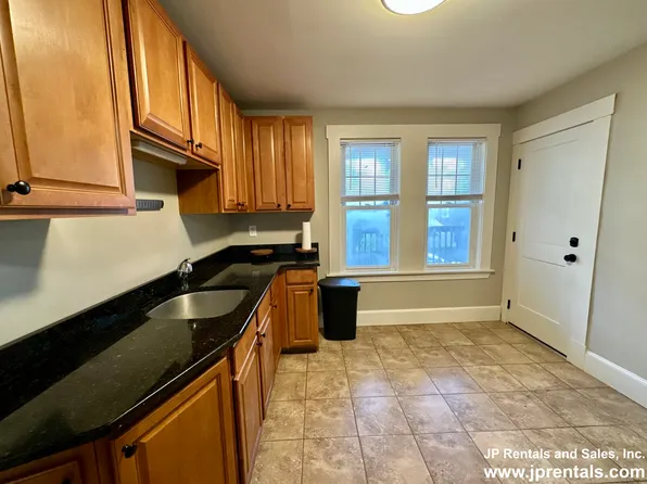 4094 Washington St APT 1L, Roslindale, MA 02131