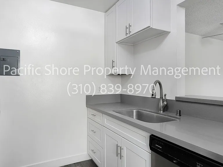 868 West Knoll Apartments — Photo 12