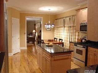 12 Deepwells Ln, Saint James, NY 11780