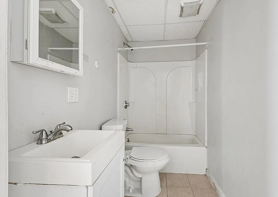 3 bed, 1016 sqft, $1,999 — Photo 2