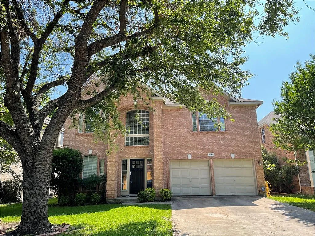 4 bed, 2.5 bath, 2349 sqft, $2,300 — Photo 2
