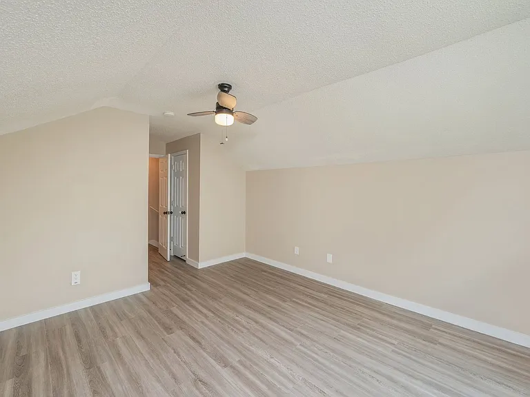 804 Sparkleberry Cv — Photo 32