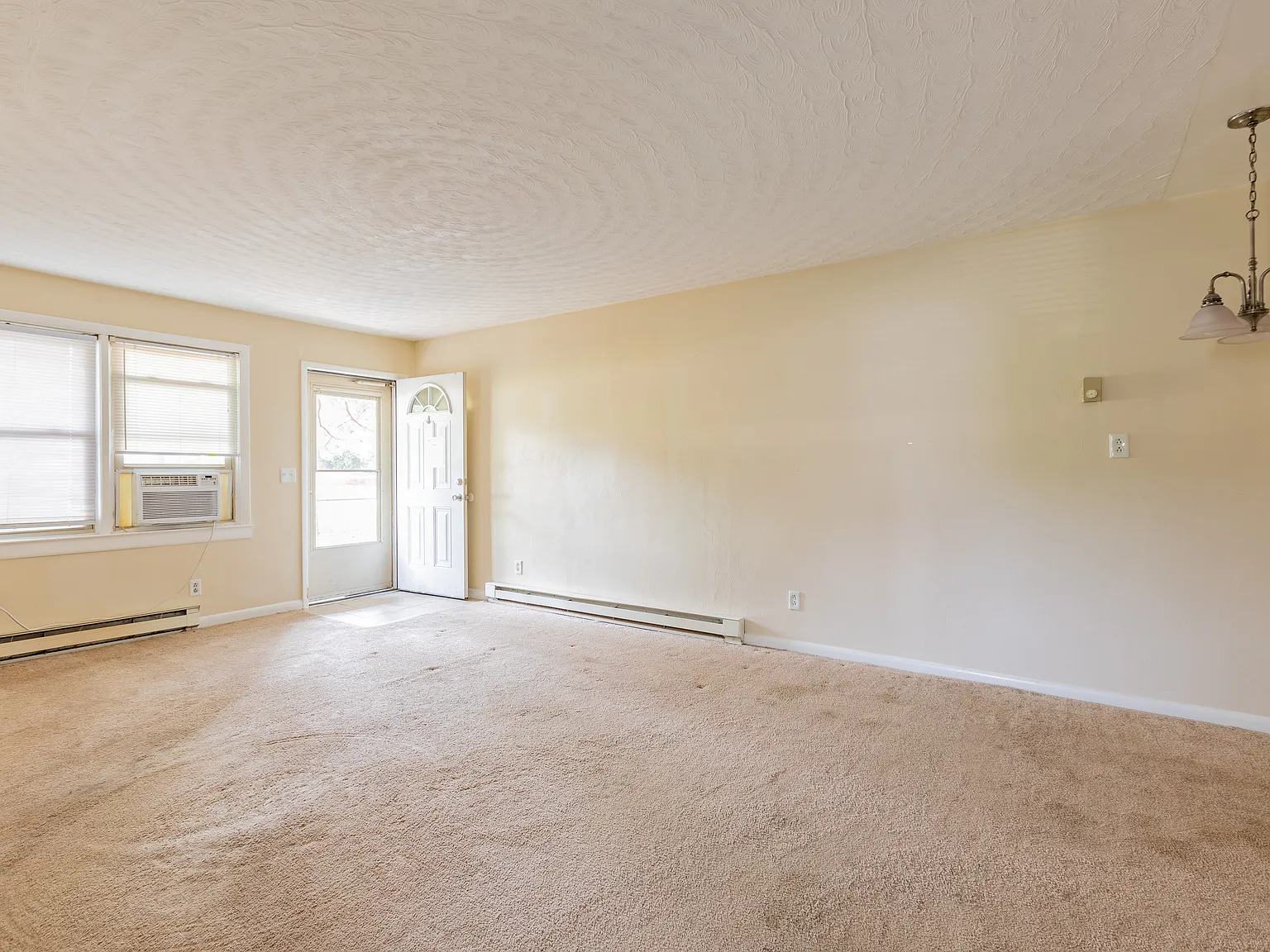 2 bed, 894 sqft, $1,350 — Photo 2