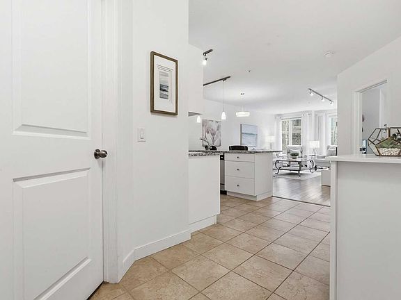 2nd image of 328 21st Ave SW #210