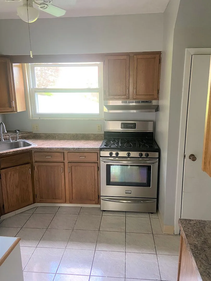 Recently Updated 2 Bedroom House in Verona. Available October. — Photo 4