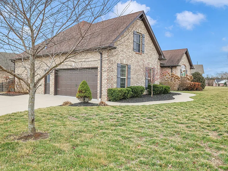 402 Lucy Cir — Photo 3