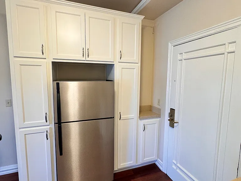 1-bedroom open floorplan entry into kitchen