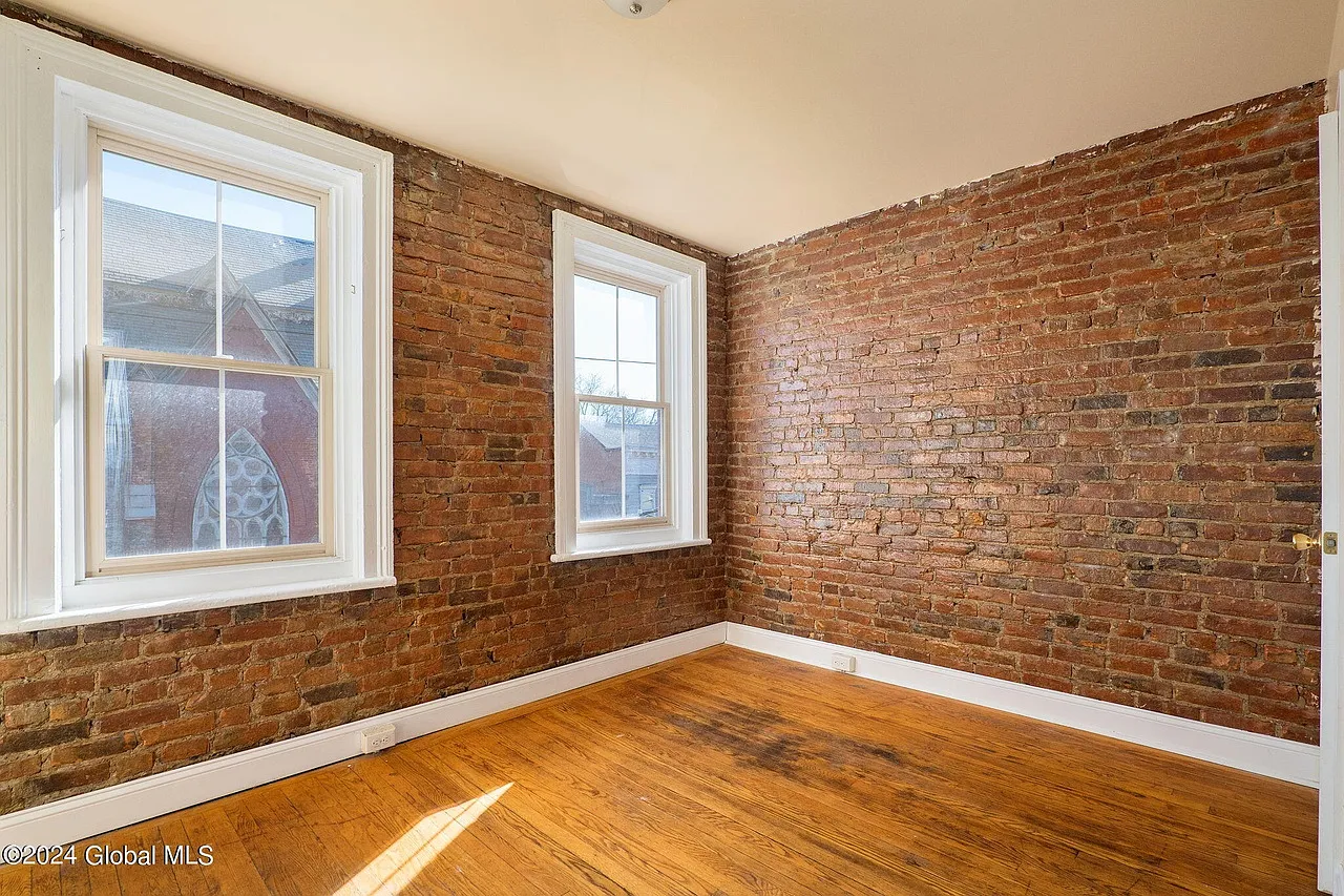 3 bed, 1000 sqft, $1,850 — Photo 2